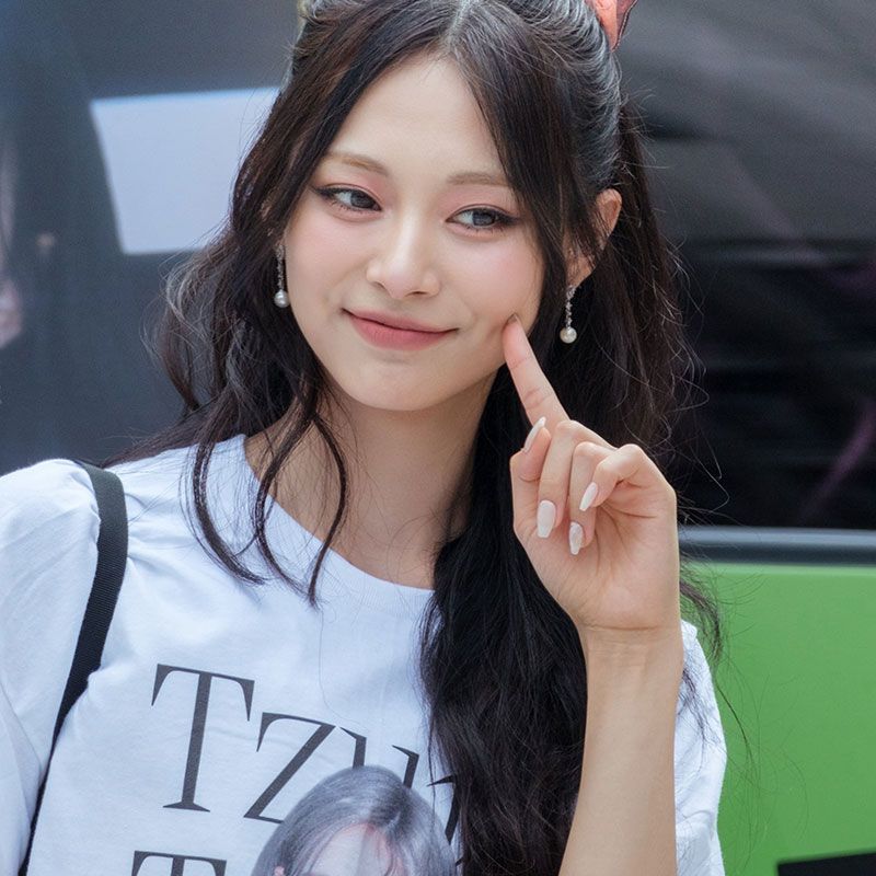 TZUYU (TWICE) 100% COTTON SHIRT (white and black)